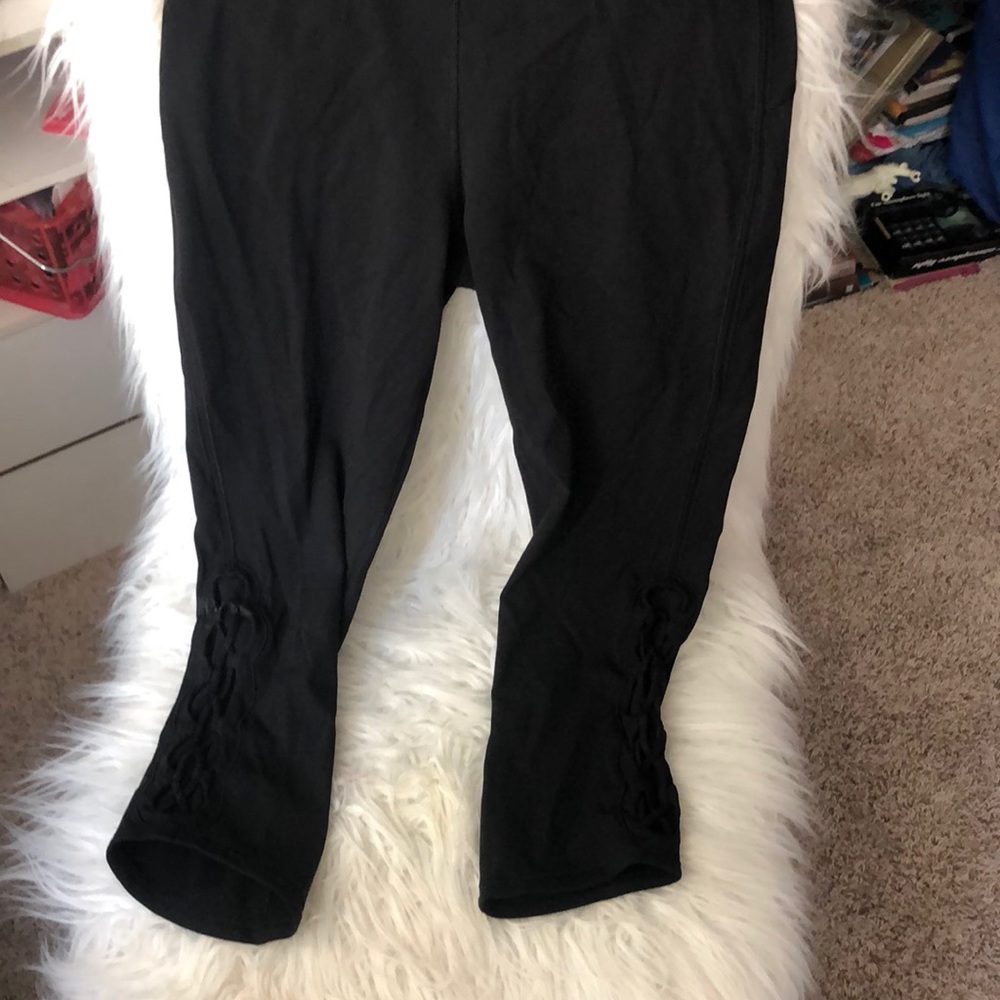 black lululemon cropped leggings